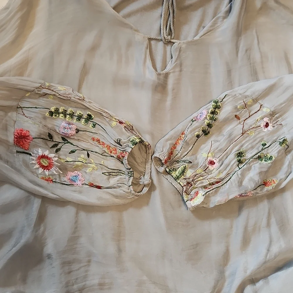 Made In Italy Silk Embroidered Gray Women's Top Sz M - Picture 9 of 11
